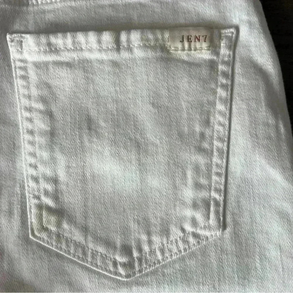 Jen7 Sculpting Bermuda Jean Shorts in White with Gold Buckle. Size 0. NWT! - Picture 6 of 16